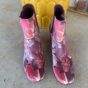 Indigo Rd Floral Velvet Slip-on Boots Size 9.5